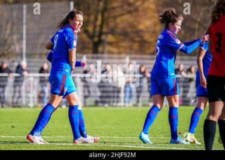 AMSTERDAM, NIEDERLANDE - 29. JANUAR: Fenna Kalma vom FC Twente feiert nach dem zweiten Tor seiner Seite beim KNVB Beker-Spiel zwischen ASV Wartburgia und FC Twente am 29. Januar 2022 im Sportpark Drieburg in Amsterdam, Niederlande (Foto: Joris Verwijst/Orange Picts) Stockfoto