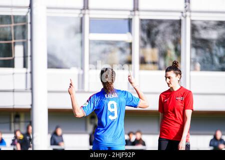 AMSTERDAM, NIEDERLANDE - 29. JANUAR: Fenna Kalma vom FC Twente feiert das erste Tor seiner Seite beim KNVB Beker-Spiel zwischen ASV Wartburgia und FC Twente am 29. Januar 2022 im Sportpark Drieburg in Amsterdam, Niederlande (Foto: Joris Verwijst/Orange Picts) Stockfoto