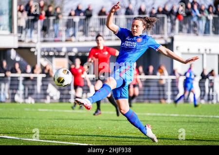 AMSTERDAM, NIEDERLANDE - 29. JANUAR: Fenna Kalma vom FC Twente erzielt beim KNVB Beker-Spiel zwischen ASV Wartburgia und FC Twente am 29. Januar 2022 im Sportpark Drieburg in Amsterdam, Niederlande, das erste Tor seiner Seite (Foto: Joris Verwijst/Orange Picts) Stockfoto