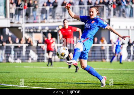 AMSTERDAM, NIEDERLANDE - 29. JANUAR: Fenna Kalma vom FC Twente erzielt beim KNVB Beker-Spiel zwischen ASV Wartburgia und FC Twente am 29. Januar 2022 im Sportpark Drieburg in Amsterdam, Niederlande, das erste Tor seiner Seite (Foto: Joris Verwijst/Orange Picts) Stockfoto