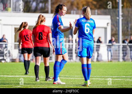 AMSTERDAM, NIEDERLANDE - 29. JANUAR: Fenna Kalma vom FC Twente feiert nach dem zweiten Tor seiner Seite mit Ella Peddemors vom FC Twente beim KNVB Beker-Spiel zwischen ASV Wartburgia und FC Twente am 29. Januar 2022 im Sportpark Drieburg in Amsterdam, Niederlande (Foto: Joris Verwijst/Orange Picts) Stockfoto