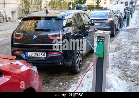 Öffentliche Ladestationen für Elektrofahrzeuge auf einer Wohnstraße in Oslo, Norwegen im Winter, Januar 2022. Stockfoto