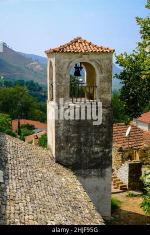 Megalo Kazaviti, Thassos, Griechenland - Turm der Apostelkirche in Kazaviti. Das Bergdorf Kazaviti mit seinen traditionellen Häusern ist ein beliebter Ort Stockfoto