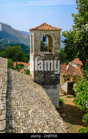 Megalo Kazaviti, Thassos, Griechenland - Turm der Apostelkirche in Kazaviti. Das Bergdorf Kazaviti mit seinen traditionellen Häusern ist ein beliebter Ort Stockfoto