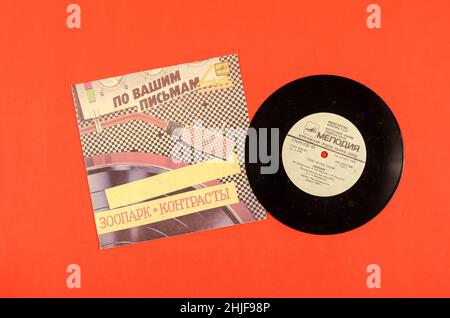 Alte 7-Zoll-Vinyl-Schallplatte. Sowjetische Pops. Sammlung von Liedern des berühmten sowjetischen Sängers Igor Sklyar. Aufnahme von Melodia, 1986. Kiew, Ukraine - 27. April, Stockfoto