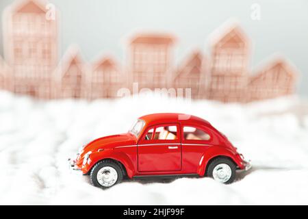 Rotes Retro-Auto in einer Winterlandschaft. Selektiver Fokus. Winterpostkarte oder Tapete. St. Petersburg, Russland - 21. Januar 2022. Stockfoto