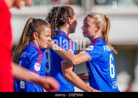 AMSTERDAM, NIEDERLANDE - 29. JANUAR: Fenna Kalma vom FC Twente feiert nach dem ersten Tor seiner Seite mit Ella Peddemors vom FC Twente und Kayleigh van Dooren vom FC Twente beim KNVB Beker-Spiel zwischen ASV Wartburgia und FC Twente am 29. Januar 2022 in Amsterdam das erste Tor Niederlande (Foto von Joris Verwijst/Orange Picturs) Stockfoto