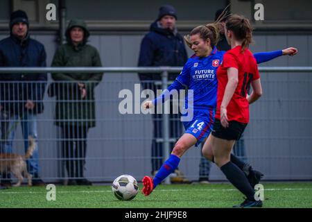 AMSTERDAM, NIEDERLANDE - 29. JANUAR: Kayleigh van Dooren vom FC Twente hat beim KNVB Beker-Spiel zwischen ASV Wartburgia und FC Twente am 29. Januar 2022 im Sportpark Drieburg in Amsterdam, Niederlande, einen Torschuss erzielt (Foto: Joris Verwijst/Orange Picts) Stockfoto