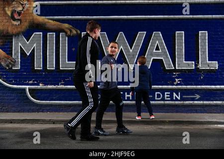 The Den, Millwall, London, Großbritannien. 29th Januar 2022. Championship Football, Millwall gegen West Bromwich Albion: Millwall-Fan nähert sich dem Den Stadium Kredit: Action Plus Sports/Alamy Live News Stockfoto