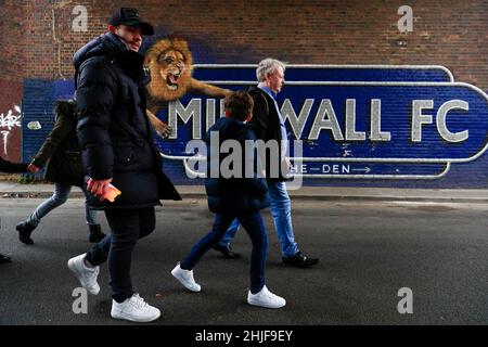 The Den, Millwall, London, Großbritannien. 29th Januar 2022. Championship Football, Millwall gegen West Bromwich Albion: Millwall-Fan nähert sich dem Den Stadium Kredit: Action Plus Sports/Alamy Live News Stockfoto