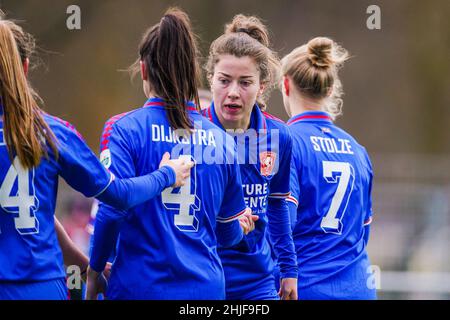 AMSTERDAM, NIEDERLANDE - 29. JANUAR: Anna-Lena stolze vom FC Twente feiert nach dem sechsten Tor seiner Spielzeit mit Caitlin Dijkstra vom FC Twente und Kayleigh van Dooren vom FC Twente beim KNVB Beker-Spiel zwischen ASV Wartburgia und FC Twente im Sportpark Drieburg am 29. Januar 2022 in Amsterdam, Niederlande (Foto von Joris Verwijst/Orange Picturs) Stockfoto