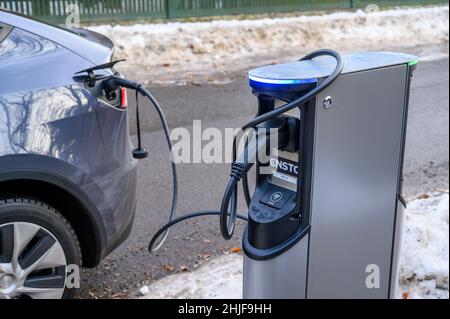 Öffentliche Ladestation für Elektrofahrzeuge auf einer Wohnstraße in Oslo, Norwegen im Winter, Januar 2022. Stockfoto