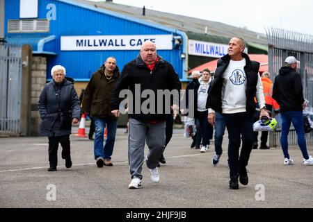 The Den, Millwall, London, Großbritannien. 29th Januar 2022. Championship Football, Millwall gegen West Bromwich Albion: Millwall-Fans kommen im Den Stadium an Credit: Action Plus Sports/Alamy Live News Stockfoto