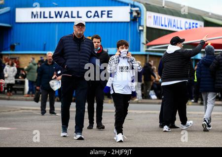 The Den, Millwall, London, Großbritannien. 29th Januar 2022. Championship Football, Millwall gegen West Bromwich Albion: Millwall-Fans kommen im Den Stadium an Credit: Action Plus Sports/Alamy Live News Stockfoto