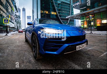 Moskau, russland - 13. Dezember 2020: Premium-suv lamborghini urus steht auf Parkplätzen in der Innenstadt Stockfoto