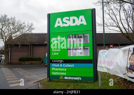 Slough, berkshire, Großbritannien - 27th. Januar 2022. Der Asda-Supermarkt in Slough hat immer noch Schilder vor seinen Supermärkten, die Kunden auffordern, weiterhin Gesichtsmasken zu tragen, während sie ihre Geschäfte einkaufen. Die Regierung hat die gesetzliche Verpflichtung dazu aufgehoben, aber viele Käufer tragen sowieso immer noch Gesichtsmasken und Gesichtsbezüge, um sich und andere vor dem Fang von Covid-19 zu schützen. Quelle: Maureen McLean/Alamy Stockfoto