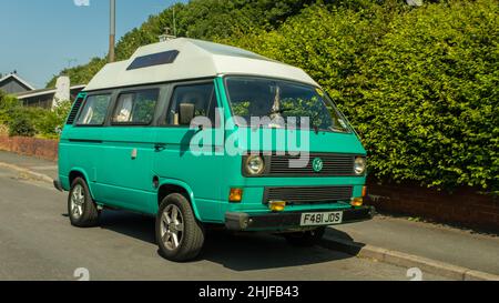 Galloway, Schottland - 21st 2021. Juli: An einem Sommertag parkte ein alter grüner Volkswagen T3 Transporter Camper auf einer Straße Stockfoto