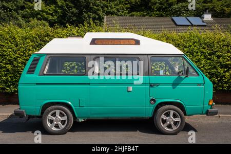 Galloway, Schottland - 21st 2021. Juli: An einem Sommertag parkte ein alter grüner Volkswagen T3 Transporter Camper auf einer Straße Stockfoto