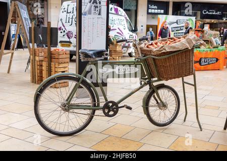 Oldtimer-Fahrrad im Cabot Circus Bristol mit Werbung für Riverford Organic Farmers (Januar 22) Stockfoto