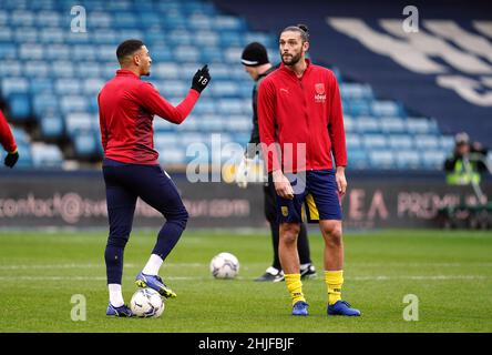 West Bromwich Albions Karlan Grant und Andy Carroll (rechts) wärmen sich vor dem Sky Bet Championship-Spiel im Den, Millwall, auf. Bilddatum: Samstag, 29. Januar 2022. Stockfoto