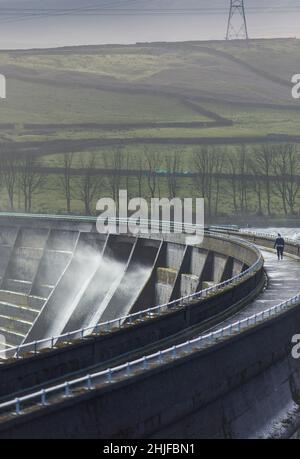 West Yorkshire, Großbritannien. 29th Januar 2022. Wetter in Großbritannien. BAITINGS Reservoir, Ripponden, West Yorkshire, Großbritannien. Sturm Maliks starker Wind peitscht das Wasser im Baitings Reservoir in der Nähe von Ripponden West Yorkshire und erzeugt große Wellen und einen Wassernebel durch die Staudämme. Der Nebel fängt das Sonnenlicht ein und erzeugt einen Regenbogen. Stockfoto
