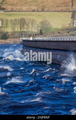 West Yorkshire, Großbritannien. 29th Januar 2022. Wetter in Großbritannien. BAITINGS Reservoir, Ripponden, West Yorkshire, Großbritannien. Sturm Maliks starker Wind peitscht das Wasser im Baitings Reservoir in der Nähe von Ripponden West Yorkshire und erzeugt große Wellen und einen Wassernebel durch die Staudämme. Der Nebel fängt das Sonnenlicht ein und erzeugt einen Regenbogen. Stockfoto