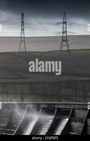 West Yorkshire, Großbritannien. 29th Januar 2022. Wetter in Großbritannien. BAITINGS Reservoir, Ripponden, West Yorkshire, Großbritannien. Sturm Maliks starker Wind peitscht das Wasser im Baitings Reservoir in der Nähe von Ripponden West Yorkshire und erzeugt große Wellen und einen Wassernebel durch die Staudämme. Der Nebel fängt das Sonnenlicht ein und erzeugt einen Regenbogen. Stockfoto