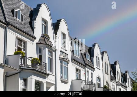 regenbogen über hamburger Luxushäusern Stockfoto