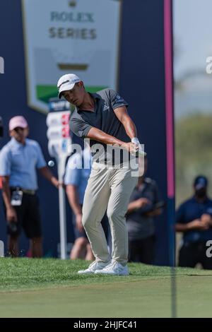 Colin Morikawa aus den USA fährt am 3 29. Januar 2022 im Rahmen der DP 2022 World Tour Slync.io Dubai Desert Classic im Emirates Golf Club, Dubai, Vereinigte Arabische Emirate, am 15. Loch ins Grün. Foto von Grant Winter. Nur zur redaktionellen Verwendung, Lizenz für kommerzielle Nutzung erforderlich. Keine Verwendung bei Wetten, Spielen oder Veröffentlichungen einzelner Clubs/Vereine/Spieler. Kredit: UK Sports Pics Ltd/Alamy Live Nachrichten Stockfoto