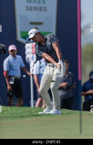 Colin Morikawa aus den USA fährt am 3 29. Januar 2022 im Rahmen der DP 2022 World Tour Slync.io Dubai Desert Classic im Emirates Golf Club, Dubai, Vereinigte Arabische Emirate, am 15. Loch ins Grün. Foto von Grant Winter. Nur zur redaktionellen Verwendung, Lizenz für kommerzielle Nutzung erforderlich. Keine Verwendung bei Wetten, Spielen oder Veröffentlichungen einzelner Clubs/Vereine/Spieler. Kredit: UK Sports Pics Ltd/Alamy Live Nachrichten Stockfoto