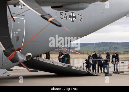 Calden, Deutschland. 29th Januar 2022. Vaccinees steht auf der Laderampe des Air Force Airbus A400M auf dem Asphalt des Flughafens Kassel. Die Impfkampagne zur Eindämmung des Coronavirus im Airbus A400 M der Luftwaffe ist eine Kooperation zwischen dem Flughafen Kassel, dem Johanniter Regionalverband Kurhessen und dem Lufttransportgeschwader 62 aus Wunstorf. Quelle: Swen Pförtner/dpa/Alamy Live News Stockfoto