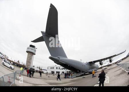 Calden, Deutschland. 29th Januar 2022. Vaccinees steht auf der Laderampe des Air Force Airbus A400M auf dem Asphalt des Flughafens Kassel. Die Impfkampagne zur Eindämmung des Coronavirus im Airbus A400 M der Luftwaffe ist eine Kooperation zwischen dem Flughafen Kassel, dem Johanniter Regionalverband Kurhessen und dem Lufttransportgeschwader 62 aus Wunstorf. Quelle: Swen Pförtner/dpa/Alamy Live News Stockfoto