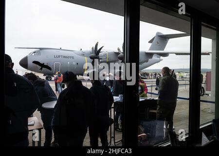 Calden, Deutschland. 29th Januar 2022. Auf dem Asphalt des Flughafens Kassel steht ein Airbus A400M der deutschen Luftwaffe. Eine Impfkampagne zur Eindämmung des Coronavirus im Air Force Airbus A400 M ist eine Kooperation zwischen dem Flughafen Kassel, dem Johanniter Regionalverband Kurhessen und dem Lufttransportgeschwader 62 aus Wunstorf. Quelle: Swen Pförtner/dpa/Alamy Live News Stockfoto