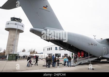 Calden, Deutschland. 29th Januar 2022. Vaccinees steht auf der Laderampe des Air Force Airbus A400M auf dem Asphalt am Flughafen Kassel. Die Impfkampagne zur Eindämmung des Coronavirus in einem Airbus A400 M der deutschen Luftwaffe ist eine Kooperation zwischen dem Flughafen Kassel, dem Johanniter Regionalverband Kurhessen und dem Lufttransportgeschwader 62 aus Wunstorf. Quelle: Swen Pförtner/dpa/Alamy Live News Stockfoto