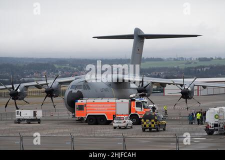 Calden, Deutschland. 29th Januar 2022. Auf dem Asphalt des Flughafens Kassel steht ein Airbus A400M der deutschen Luftwaffe. Eine Impfkampagne zur Eindämmung des Coronavirus im Air Force Airbus A400 M ist eine Kooperation zwischen dem Flughafen Kassel, dem Johanniter Regionalverband Kurhessen und dem Lufttransportgeschwader 62 aus Wunstorf. Quelle: Swen Pförtner/dpa/Alamy Live News Stockfoto