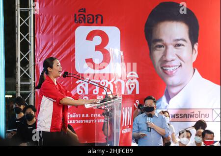 Bangkok, Thailand. 28th Januar 2022. Die letzte Wahlkampfrede der Pheu Thai Party vor der Nachwahl im Wahlkreis 9 in Bangkok, Bezirk Chatuchak - Laksi, von Surachat Thienthong und Parteimitgliedern im Thung Song Hong Community Housing Park. (Foto: Adirach Toumlamoon/Pacific Press/Sipa USA) Quelle: SIPA USA/Alamy Live News Stockfoto