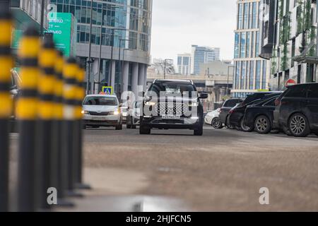 moskau, russland - 18. März 2021: Neuer lagre chineese Minivan chery tiggo 8 pro Reiten Stadt Straße Stockfoto