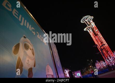 Peking, China. 29th Januar 2022. Das am 29. Januar 2022 aufgenommene Foto zeigt eine Lichtshow im Pekinger Olympiaturm in Peking, der Hauptstadt Chinas. Kredit: Ma Ning/Xinhua/Alamy Live Nachrichten Stockfoto