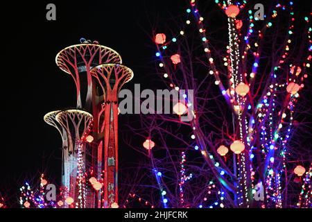 Peking, China. 29th Januar 2022. Das am 29. Januar 2022 aufgenommene Foto zeigt eine Lichtshow im Pekinger Olympiaturm in Peking, der Hauptstadt Chinas. Kredit: Ma Ning/Xinhua/Alamy Live Nachrichten Stockfoto