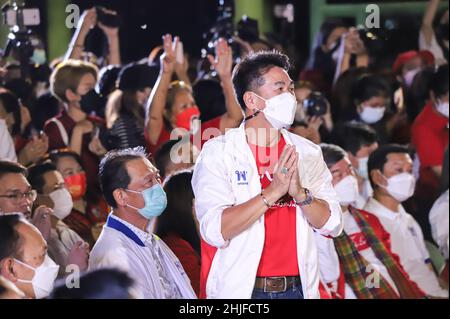 Bangkok, Thailand. 28th Januar 2022. Die letzte Wahlkampfrede der Pheu Thai Party vor der Nachwahl im Wahlkreis 9 in Bangkok, Bezirk Chatuchak - Laksi, von Surachat Thienthong und Parteimitgliedern im Thung Song Hong Community Housing Park. (Foto: Adirach Toumlamoon/Pacific Press/Sipa USA) Quelle: SIPA USA/Alamy Live News Stockfoto