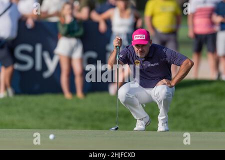 Lee Westwood aus England stellt sich am 2022 29. Januar 2022 bei der DP World Tour Slync.io Dubai Desert Classic im Emirates Golf Club, Dubai, Vereinigte Arabische Emirate, in der Runde 3 einen Putt am siebzehnten Loch an. Foto von Grant Winter. Nur zur redaktionellen Verwendung, Lizenz für kommerzielle Nutzung erforderlich. Keine Verwendung bei Wetten, Spielen oder Veröffentlichungen einzelner Clubs/Vereine/Spieler. Kredit: UK Sports Pics Ltd/Alamy Live Nachrichten Stockfoto