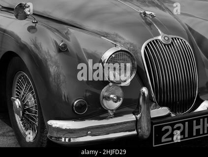 Jaguar XK150 mit Motorhaube und Grill Stockfoto
