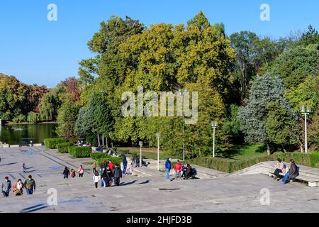 Bukarest, Rumänien, 1. November 2020: Landschaft mit der Hauptgasse und Treppen, umgeben von grünen, gelben, orangen und braunen Blättern auf großen alten Bäumen Stockfoto