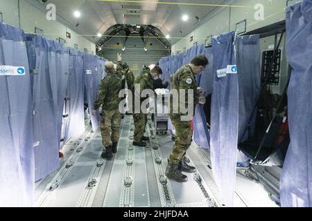 Calden, Deutschland. 29th Januar 2022. Helfer und medizinisches Personal stehen in einem Airbus A400 M der deutschen Luftwaffe, der sich auf dem Asphalt des Flughafens Kassel befindet, während einer Impfkampagne zur Eindämmung des Coronavirus. Die Impfaktion im Airbus ist eine Kooperation zwischen dem Flughafen Kassel, dem Johanniter Regionalverband Kurhessen und dem Lufttransportgeschwader 62 aus Wunstorf. Quelle: Swen Pförtner/dpa/Alamy Live News Stockfoto