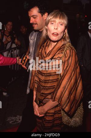 **DATEI FOTO** Joni Mitchell, um Songs von Spotify zu entfernen, unterstützt von Neil Young. Joni Mitchell bei der 'Batman' Los Angeles Premiere im Mann Village Theater in Westwood, Kalifornien 19. Juni 1989 Credit: Ralph Dominguez/MediaPunch Stockfoto