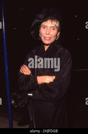 **DATEI FOTO** Joni Mitchell, um Songs von Spotify zu entfernen, unterstützt von Neil Young. Joni Mitchell 1989 Quelle: Ralph Dominguez/MediaPunch Stockfoto