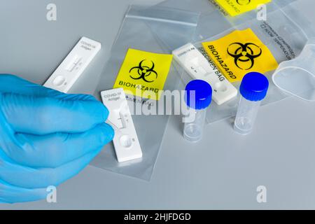 Arzt mit einem Testkit für die Erkrankung COVID-19 oder Coronavirus-Virus Stockfoto