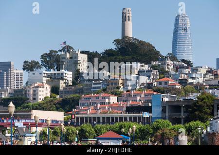 San Francisco, Kalifornien. 23. Juli 2017. Das Telegrafenhügelgebiet in der Stadt san francisco, kalifornien, an einem sonnigen, blauen Himmelstag, gesehen vom Pier 30 in Stockfoto