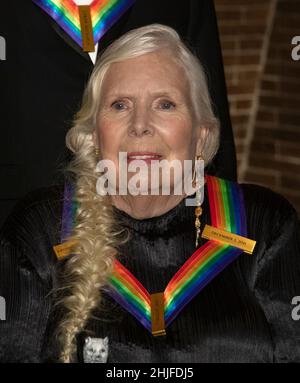 **DATEI FOTO** Joni Mitchell, um Songs von Spotify zu entfernen, unterstützt von Neil Young. Die Singer-Songwriterin Joni Mitchell trifft sich mit ihren Mitempfängern der Annual Kennedy Center Honors 44th, als sie nach der Medaillon-Zeremonie in der Library of Congress in Washington, DC, am Samstag, dem 4. Dezember 2021, für ein Gruppenfoto posieren. Die anderen Preisträger sind: Der Opernbassbariton Justino Diaz, Motown-Gründer, Songwriter, Produzent und Regisseur Berry Gordy, der Schöpfer von ‘Saturday Night Live Lorne Michaels und die legendäre Bühnen- und Leinwandikone Bette Midler. Kredit: Ron Sachs/Pool über CNP /MediaPunch Stockfoto