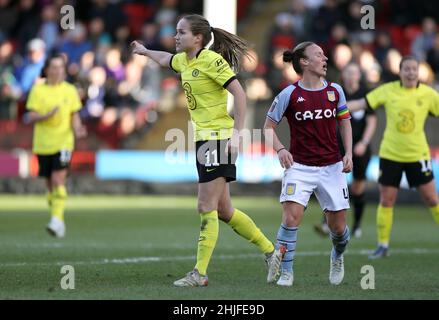 Chelsea's Guro Reiten (links) feiert das dritte Tor des Spiels ihrer Seite beim vierten Runde des Vitality Women's FA Cup im Bank's Stadium, Walsall. Bilddatum: Samstag, 29. Januar 2022. Stockfoto